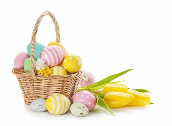 Košík s velikonočními vejci — Stock fotografie
