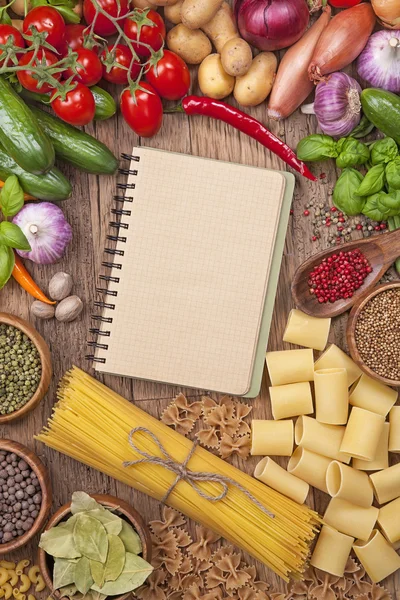 Legumes frescos e livro de receitas em branco — Fotografia de Stock