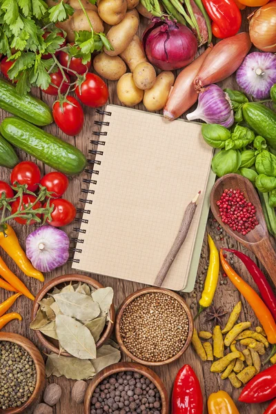 Frisches Gemüse und leeres Rezeptbuch — Stockfoto