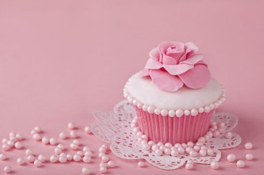 pembe çiçekli cupcake