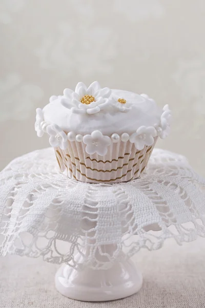 Cupcake με λευκό λουλούδια — Φωτογραφία Αρχείου