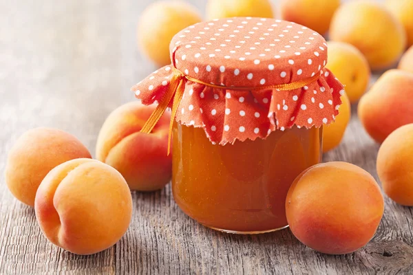 Meruňkový džem a čerstvé ovoce — Stock fotografie