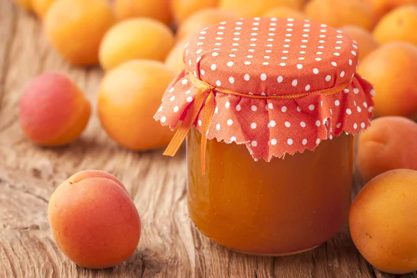 Aprikossylt och färska frukter — Stockfoto