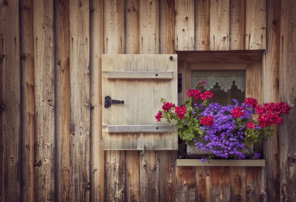 Vieille fenêtre en bois — Photo