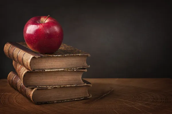 Högen med böcker och rött äpple — Stockfoto