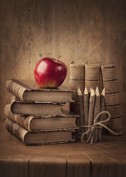 Montón de libros y manzana roja —  Fotos de Stock