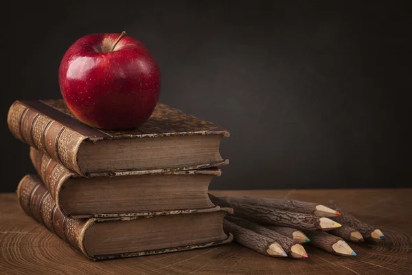Kitaplar ve Kırmızı elma yığını — Stok fotoğraf