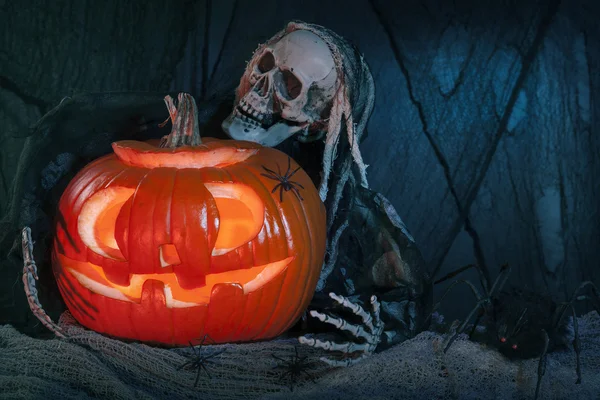 Monstro de caveira e abóbora de Halloween — Fotografia de Stock