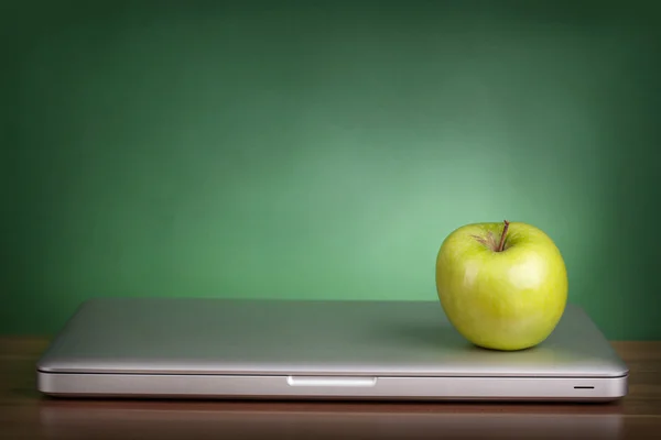 Laptop e maçã verde — Fotografia de Stock