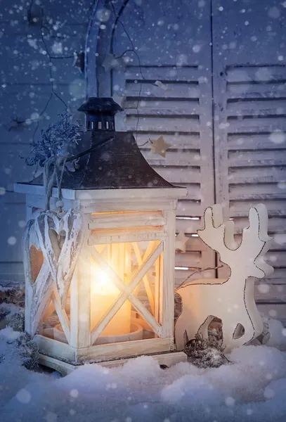 Горящий фонарь и рождественское украшение — стоковое фото