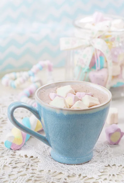 Varm choklad med marshmallows — Stockfoto