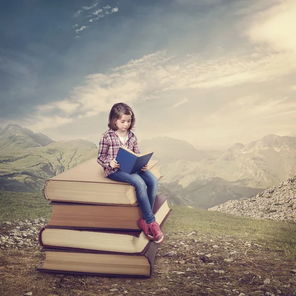 Girl reading a book — Stock Photo, Image