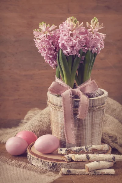 Jacintos-de-rosa e ovos de Páscoa — Fotografia de Stock