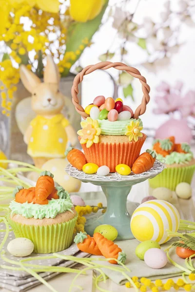 Easter basket cupcake — Stock Photo, Image