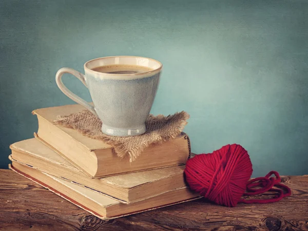 Kopp kaffe står på gamla böcker — Stockfoto