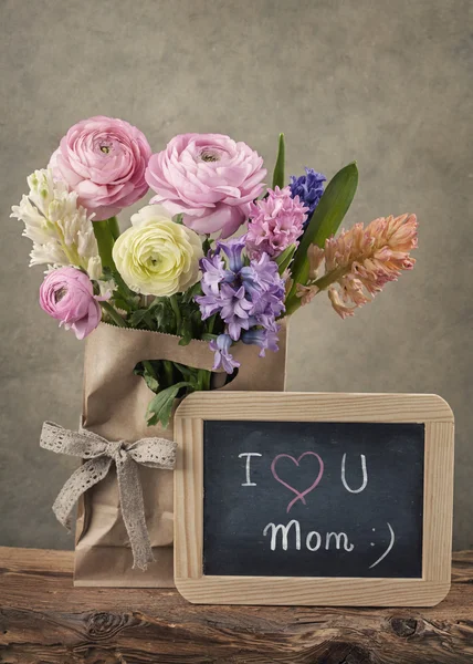 Flowers and a chalk board — Stock Photo, Image