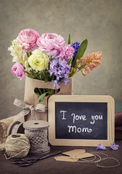 Flowers and a chalk board — Stock Photo, Image