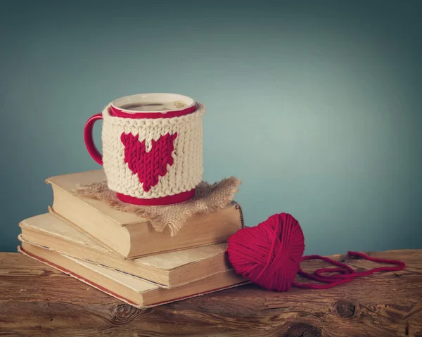 Xícara de café de pé em um livro antigo — Fotografia de Stock