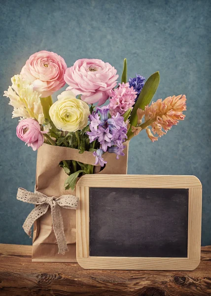 鲜花和粉笔 + 黑板 — 图库照片