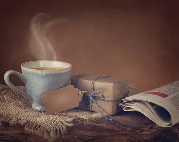Doos van de gift en een kopje koffie — Stockfoto