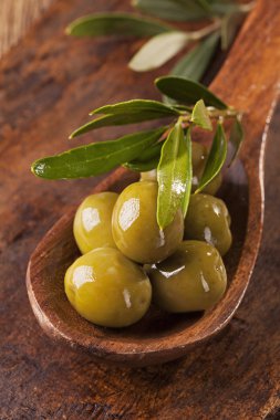 kaşığı yeşil zeytin ile