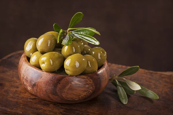 Чаша с зелеными оливками — стоковое фото