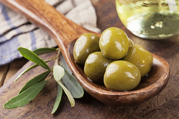 Cucchiaio con olive verdi — Foto Stock