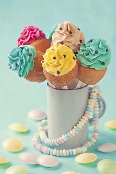 カラフルなカップケーキをポップします。 — ストック写真