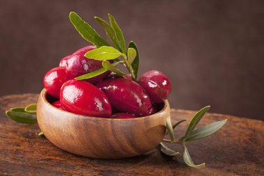 Kırmızı zeytinli kase 