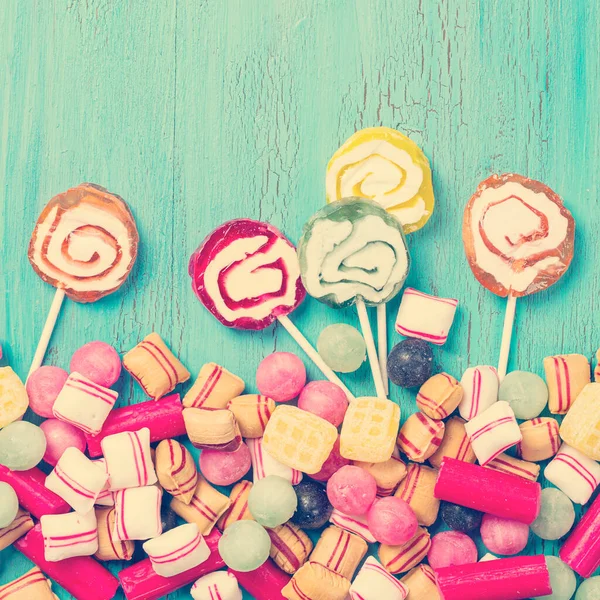 Pastel Gekleurde Snoepjes Blauwe Houten Achtergrond — Stockfoto