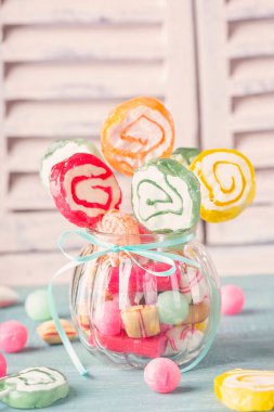 Kavanozda pastel renkli şekerler