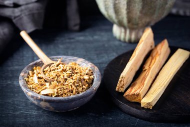 Palo Santo çubukları ve cipsleri