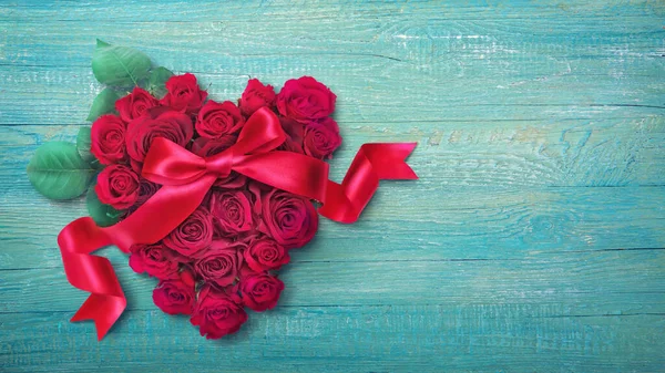Червоні Троянди Серце Синьому Дерев Яному Фоні — стокове фото