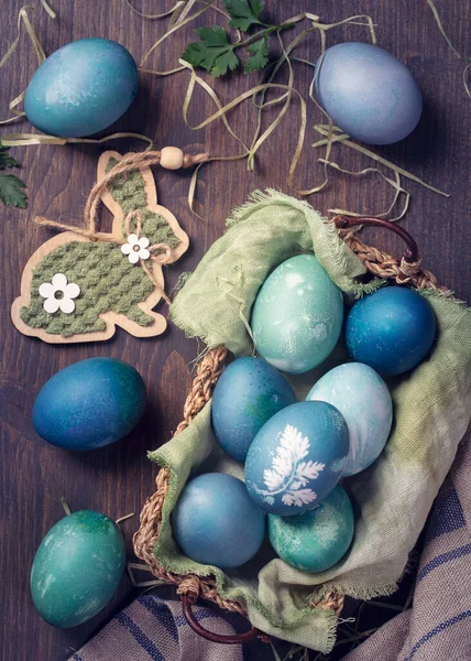Naturalne Barwione Jaja Wielkanocne Drewnianym Tle Barwiona Czerwoną Kapustą Zielonkawy — Zdjęcie stockowe