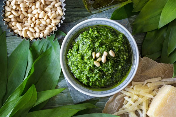 Hausgemachtes Bärlauch Pesto Auf Dunklem Holzgrund — Stockfoto