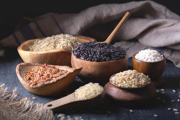 Diferentes Tipos Arroz Tigelas Madeira — Fotografia de Stock