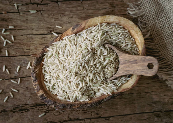 Organiczny Brązowy Ryż Basmati Misce Drewnianym Tle — Zdjęcie stockowe