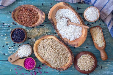 Tahta kaselerdeki farklı pirinç türleri.