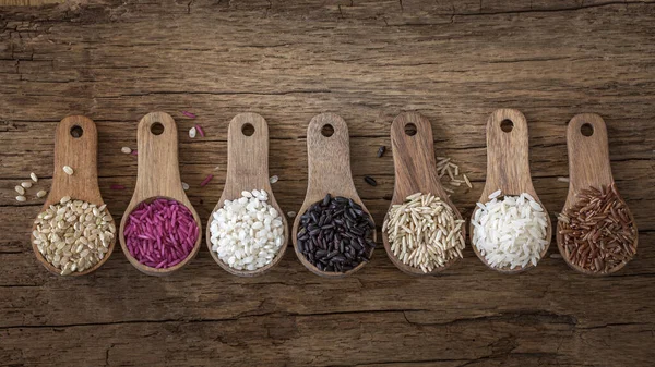 不同类型水稻在木制的勺子 — 图库照片