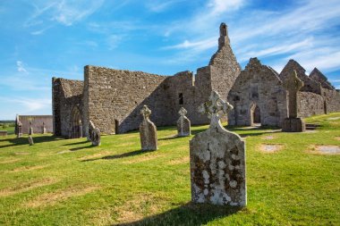 Clonmacnoise Katedrali ile tipik haçlar ve mezar. Manastır kalıntıları. İrlanda