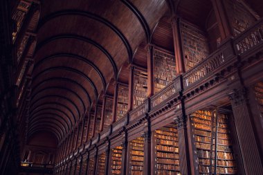 Dublin, İrlanda - 14 Temmuz 2018: Dublin, İrlanda için 14 Temmuz 2018 Trinity College kitaplığında uzun Oda.