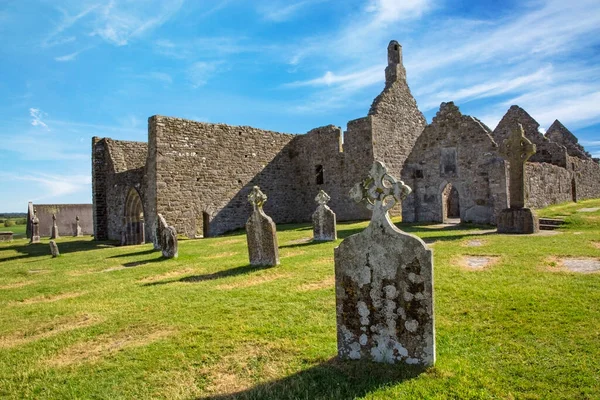 Katedrála Clonmacnoise Typickou Křížů Hroby Zříceniny Kláštera Irsko — Stock fotografie