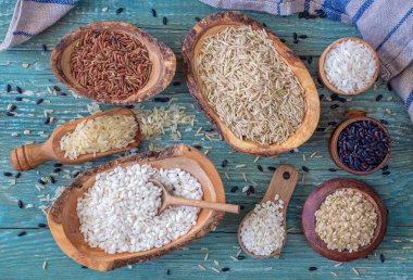 Tahta kaselerdeki farklı pirinç türleri.