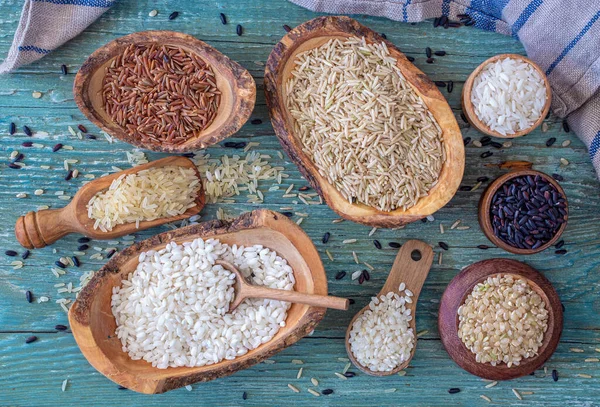 Tahta kaselerdeki farklı pirinç türleri.