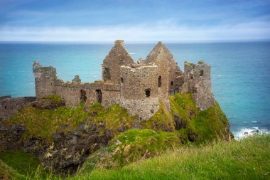Ortaçağ Dunluce Şatosu 'nun kalıntıları, Kuzey İrlanda, Antrim Bölgesi