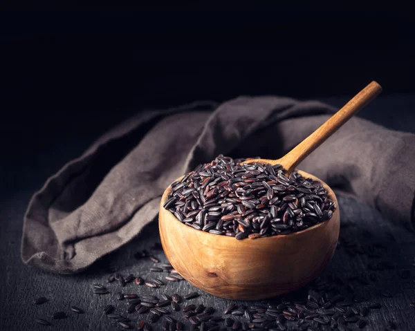 Black Long Grain Rice Wooden Bowl — Stock Photo, Image