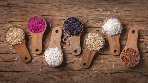 Verschiedene Arten Von Reis Holzlöffel — Stockfoto