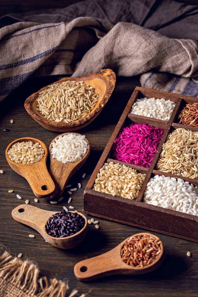 Verschiedene Reissorten Auf Einem Hölzernen Hintergrund — Stockfoto