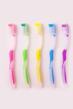 Renkli diş fırçaları