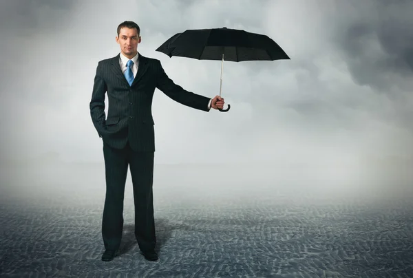 Biznesmen z parasolem — Zdjęcie stockowe